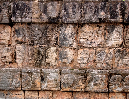 Ruinas en Riviera Maya: relieves de calaveras en Chichén Itzá