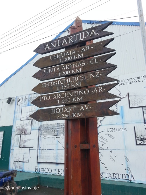 Cartel que indica la distancia hasta la  Antártida en Ushuaia