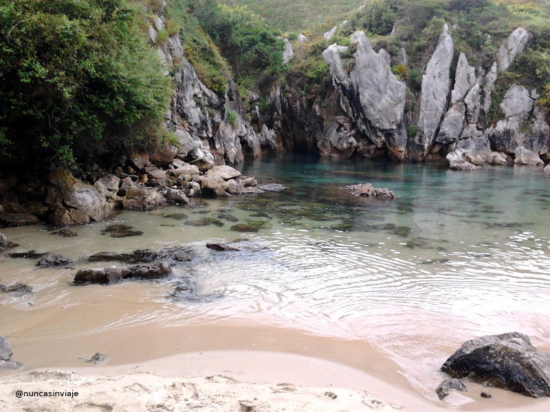 Playa de Gulpiyuri en Asturias