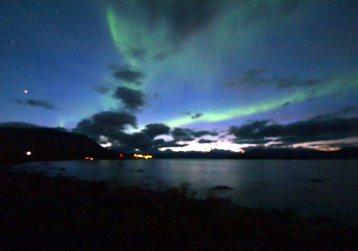 Auroras boreales sobre el lago de noche