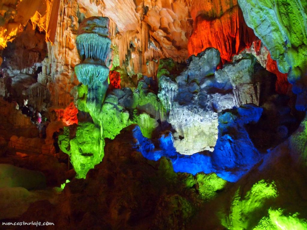 Cueva de Thien Kung iluminada con cientos de colores