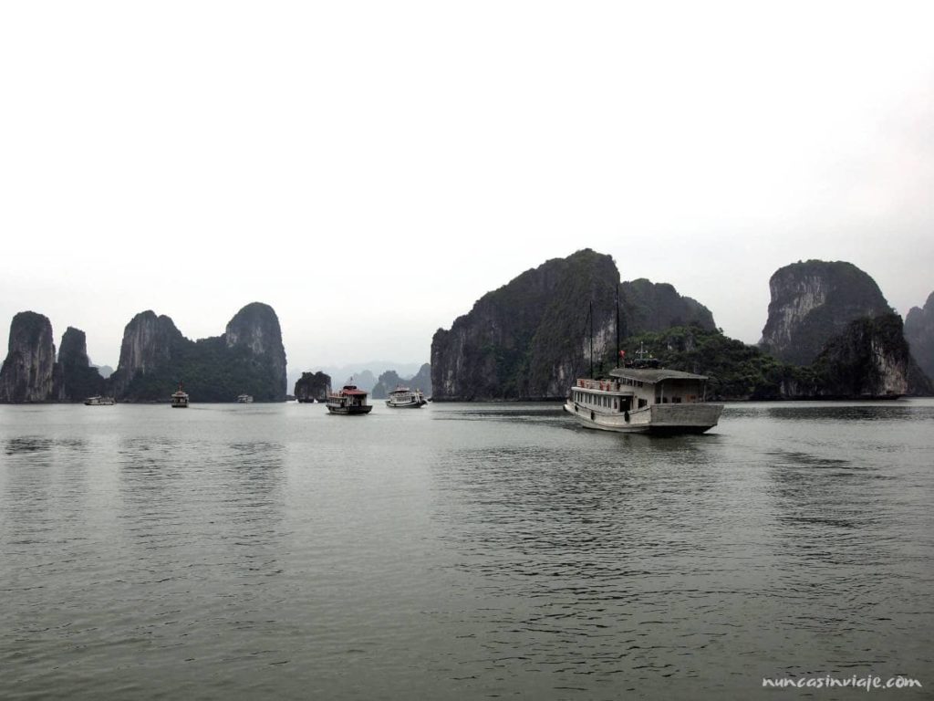 Barco recorriendo la bahía de Halong en Vietnam