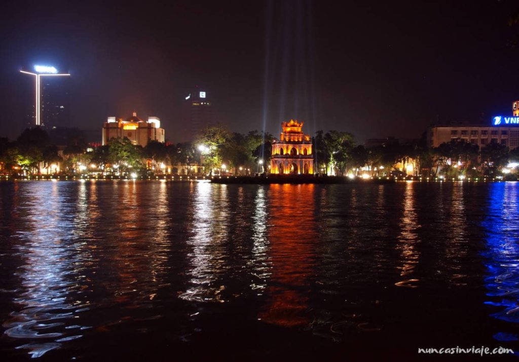 Vistas de Hanoi por la noche en Vietnam