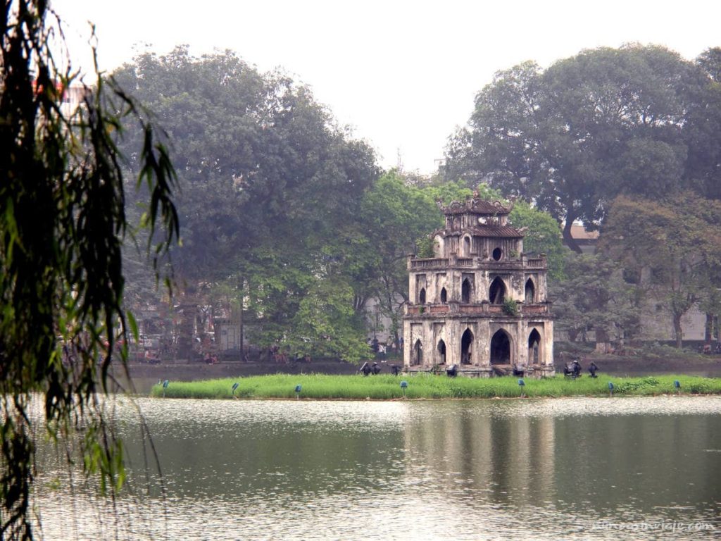 Lago de la Espada en Hanoi, Vietnam, con la Torre de la Tortuga en medio