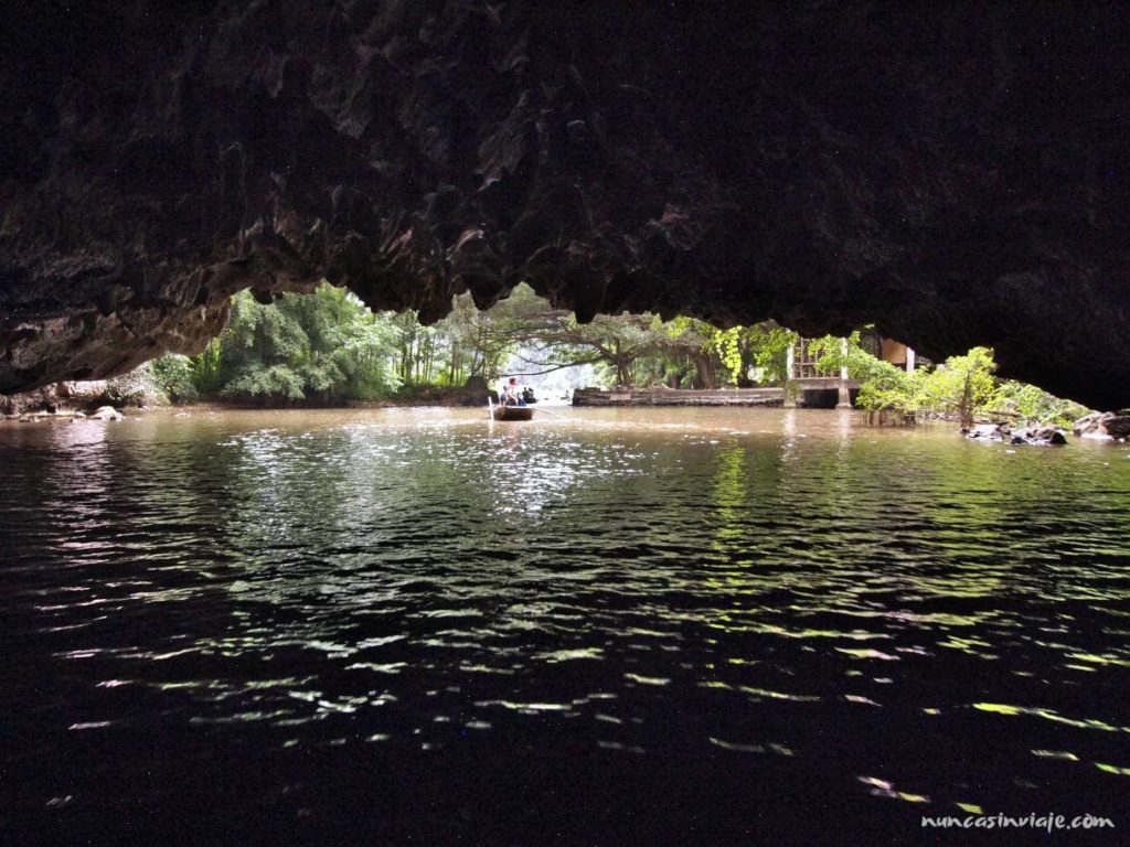 Una de las tres cuevas de Tam Coc