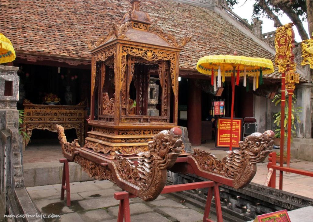 Interior de templo en Vietnam