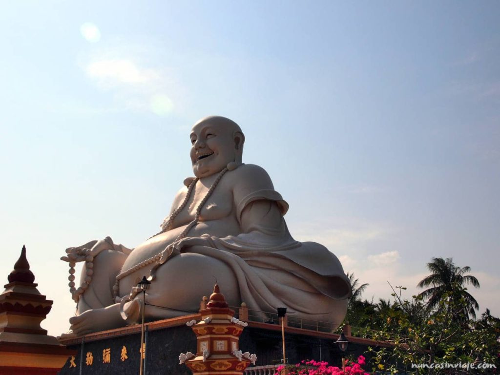Enorme Buda en la pagoda de Vinh Trang
