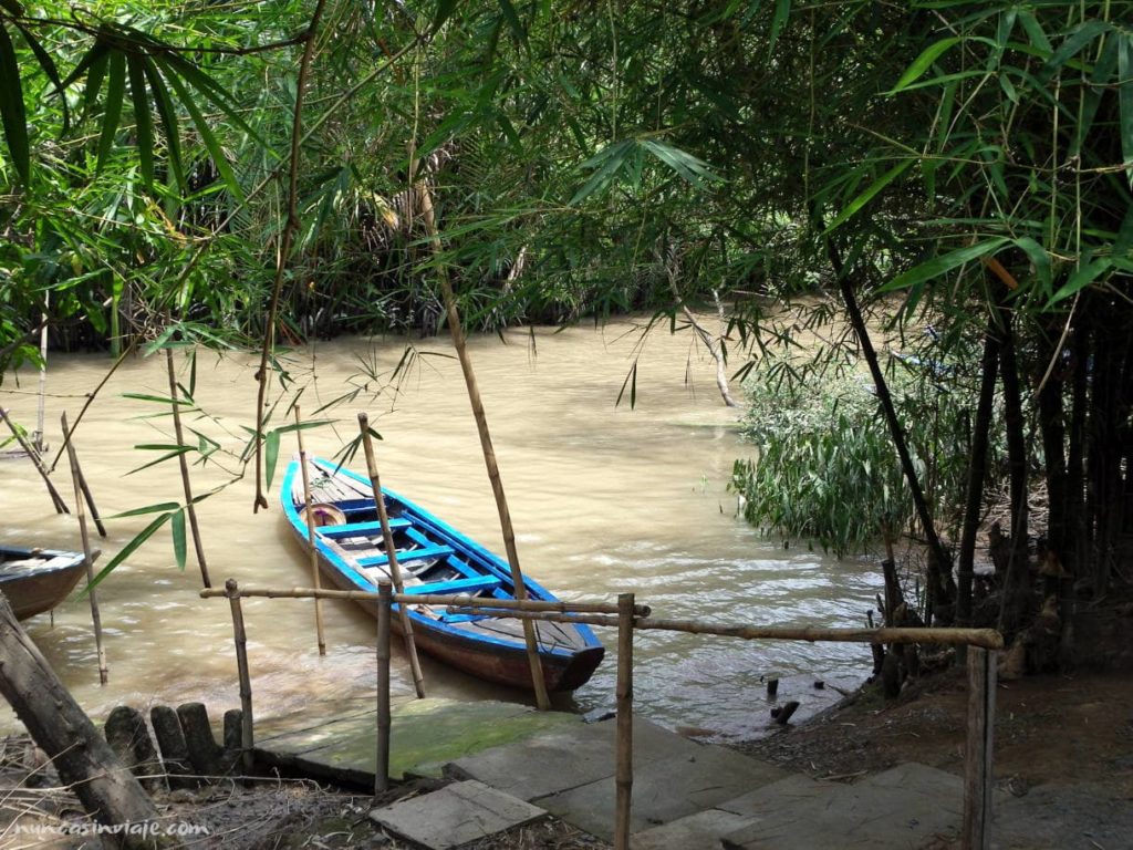 Canoa de remos por los canales del Mekong