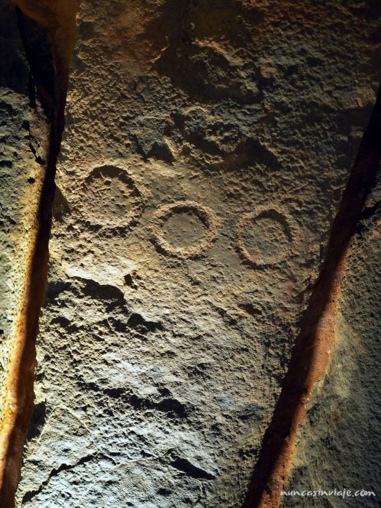 Grabados rupestres con forma de círculo en los ortostatos del dolmen, en Trigueros