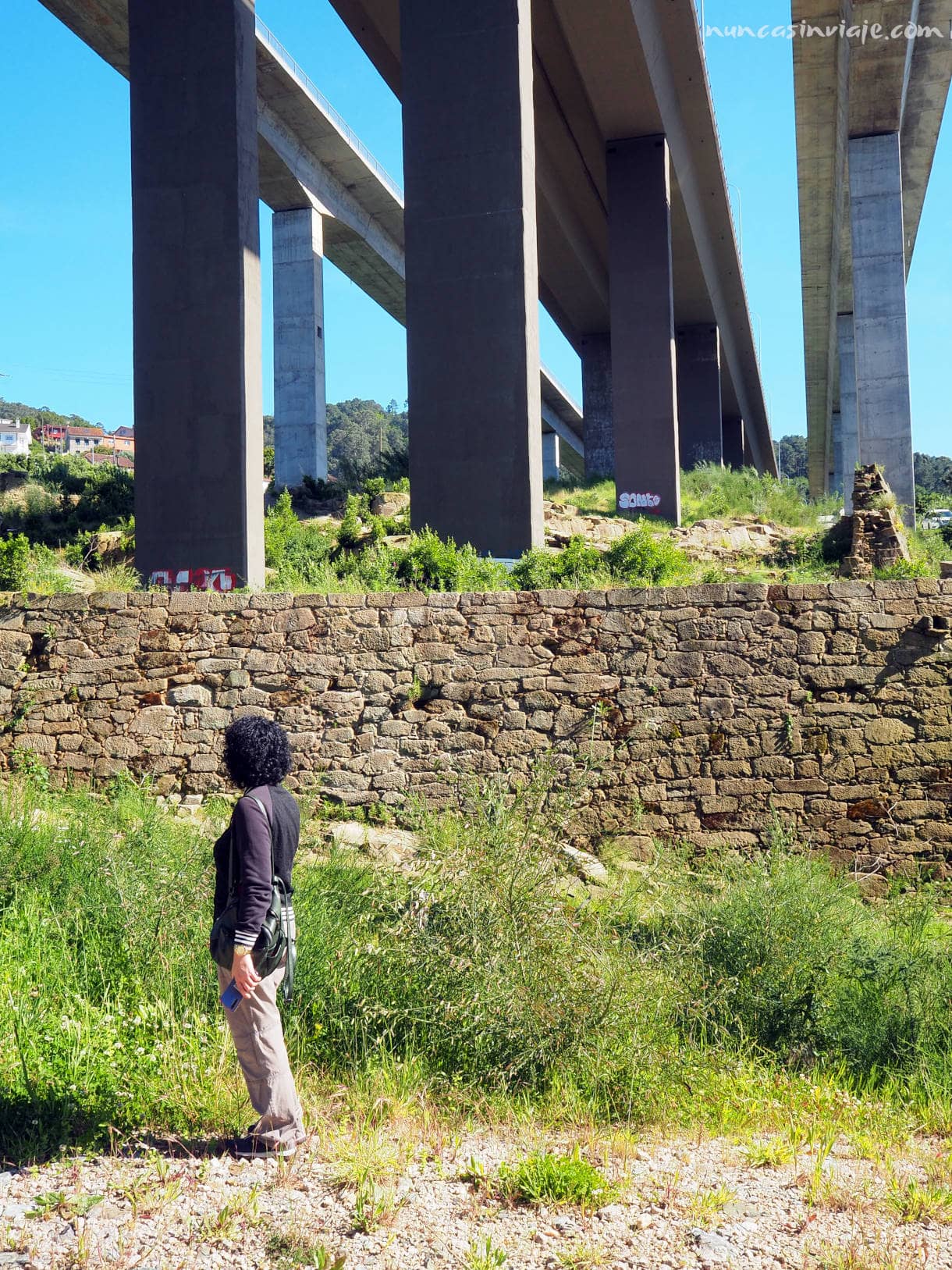 Ruinas bajo el puente de Rande