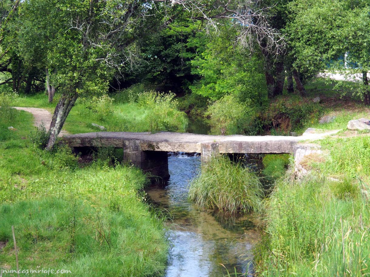 Sendero en el río Pexegueiro en Redondela