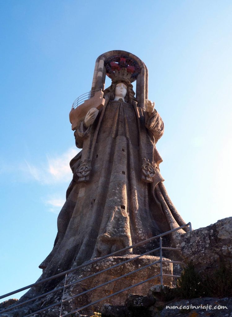 Virgen de la Roca con la barca en la mano