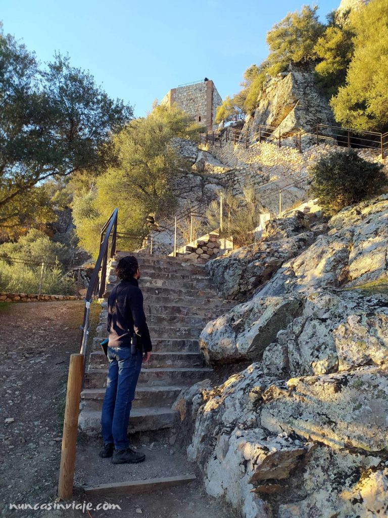Subir al castillo de Monfragüe