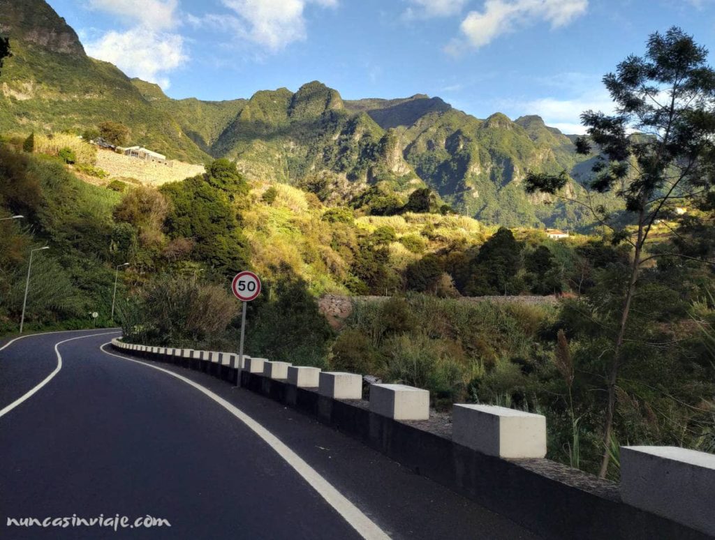 Una de las carreteras del centro de Madeira