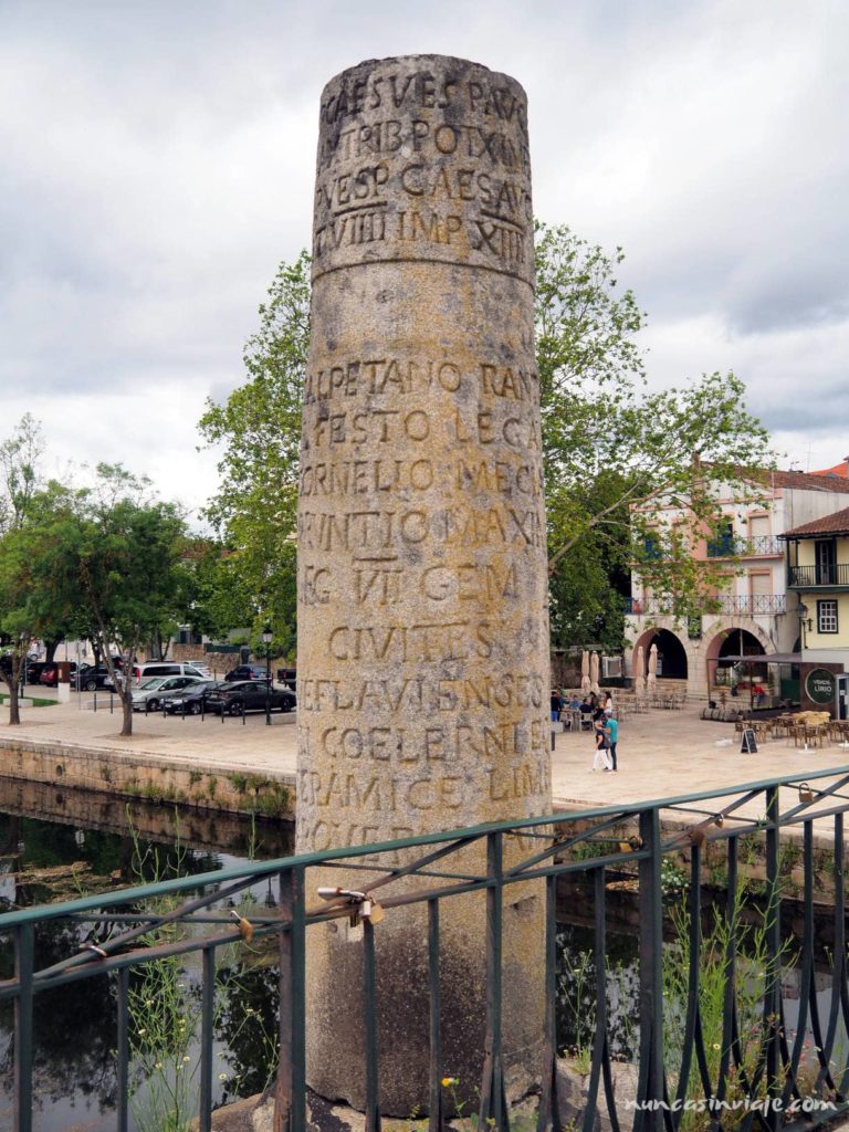 Columna conmemorativa en el puente de Trajano