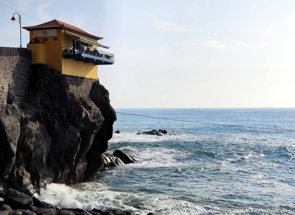 Restaurante junto al acantilado en Ponta do Sol