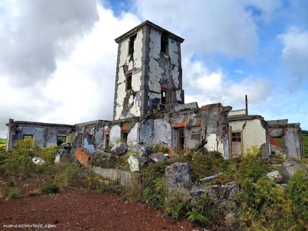 Faro de Ribeirinha en ruinas