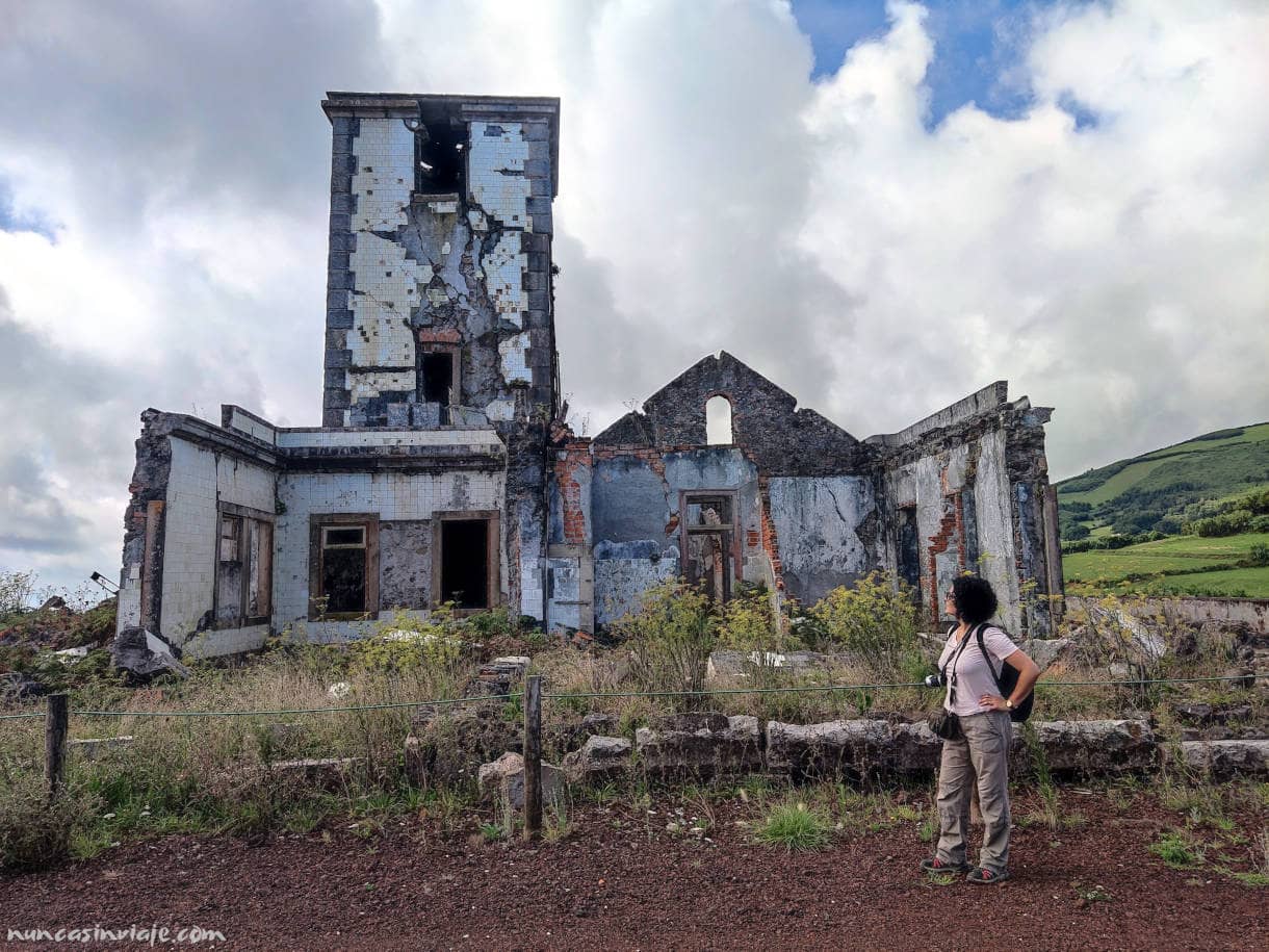 Faro en ruinas de Ribeirinha en Faial