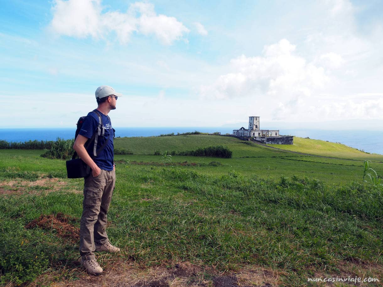 Prados con el faro de Ribeirinha al fondo