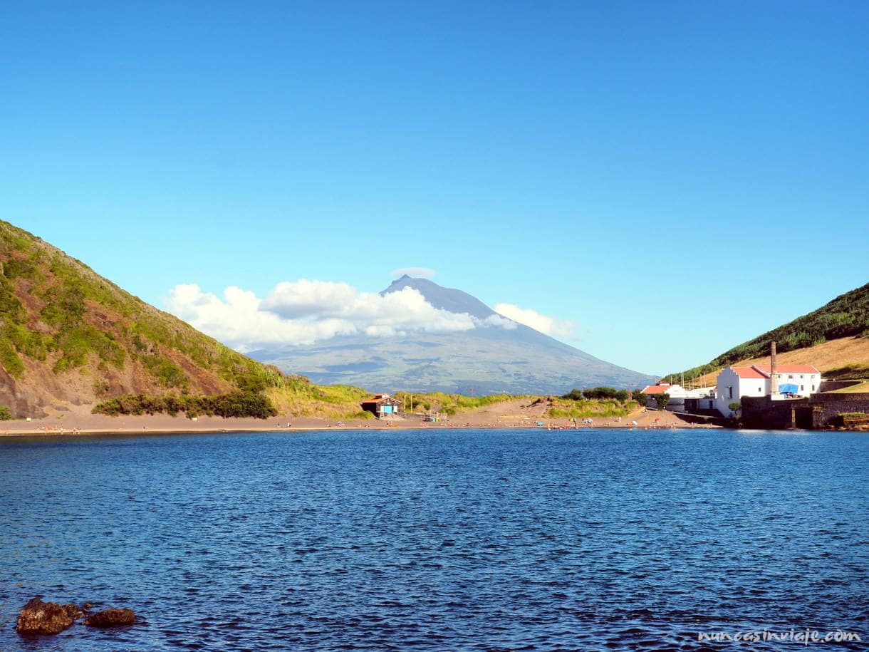 Volcán de Pico tras la bahía de Porto Pim