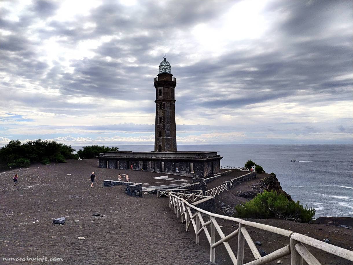Faro de Capelinhos semienterrado por el volcán