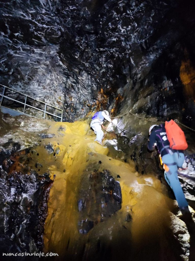Descenso a los niveles inferiores de la mina de A Pontenova