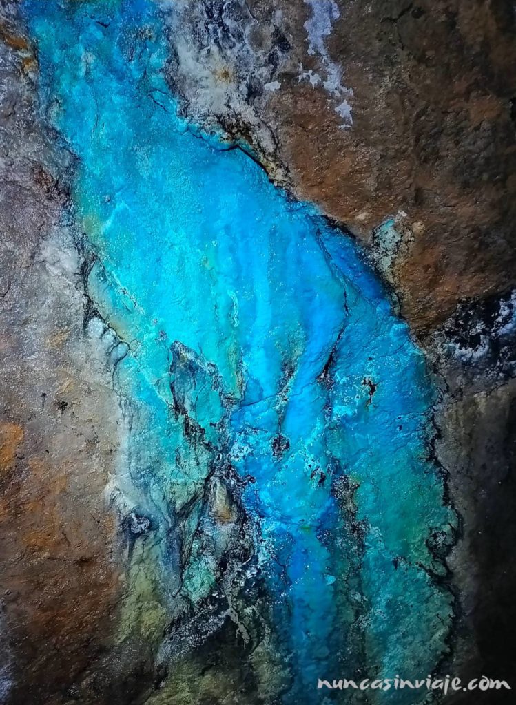 Formaciones de colores en la mina