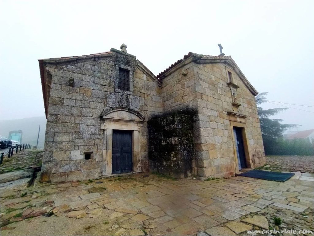 Iglesia de Santiago y panteón de los Cabral