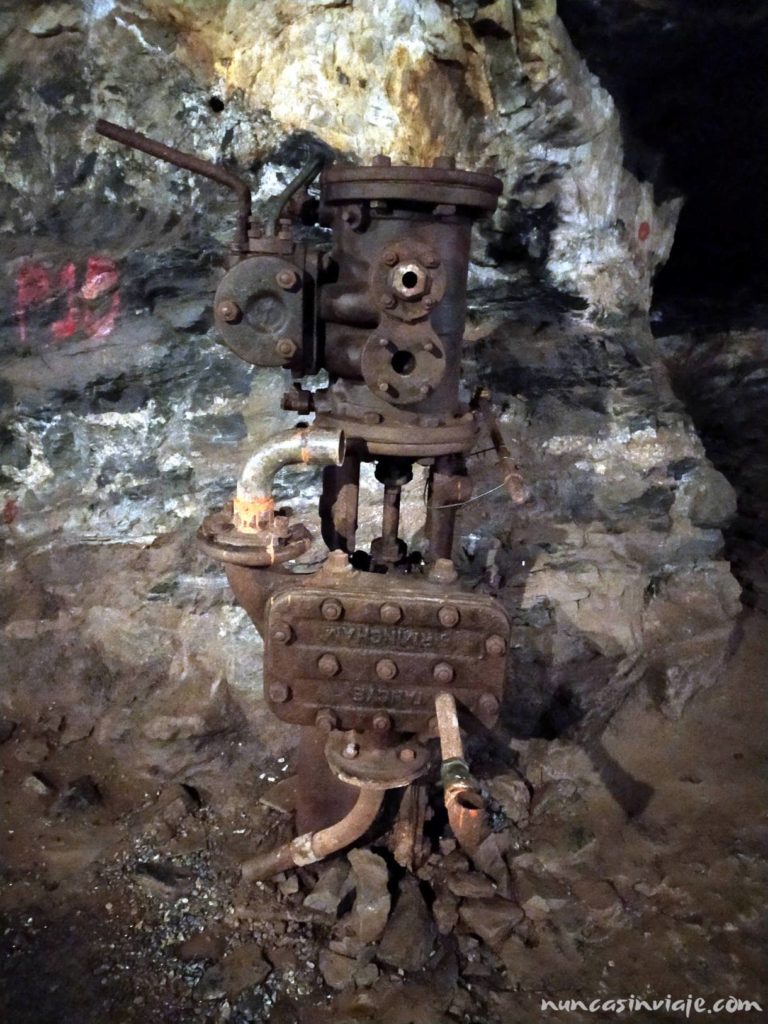 Maquinaria dentro de la mina