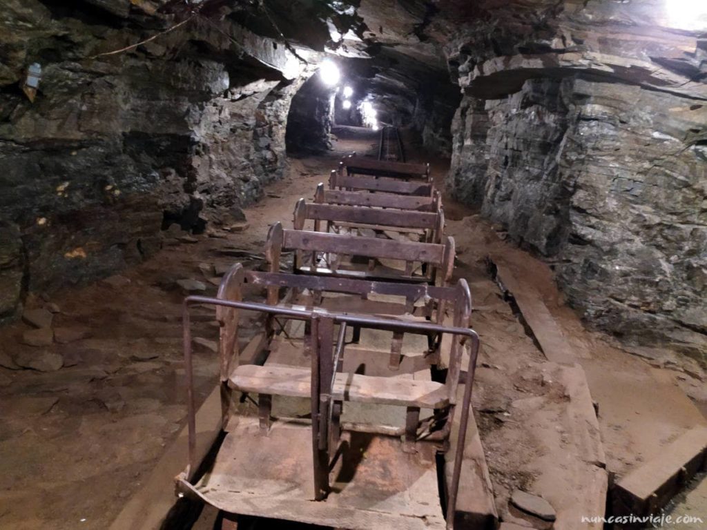 Vagones para el descenso a la mina de oro
