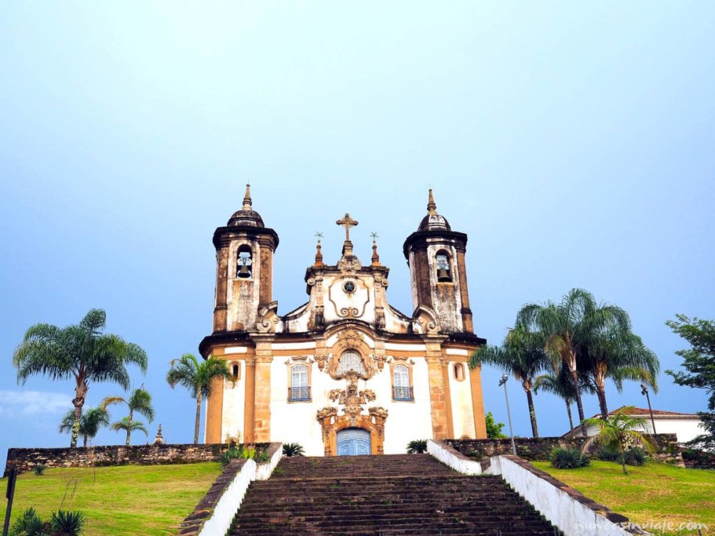 Una de las muchas iglesias de Ouro Preto