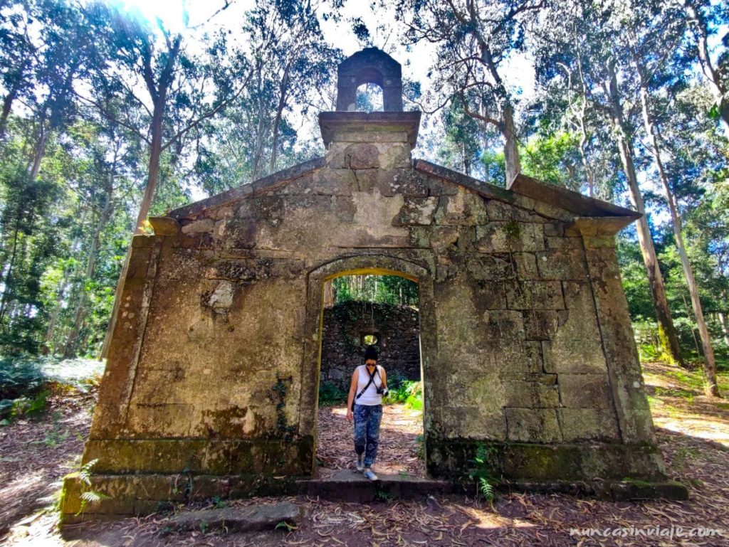 Ruinas de la ermita de San Miguel en la isla de Tambo