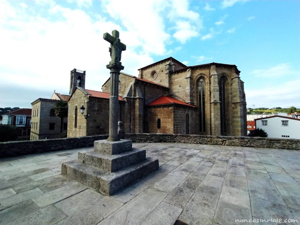 Crucero de Santa María frente a la iglesia de Santa María de Azougue en Betanzos