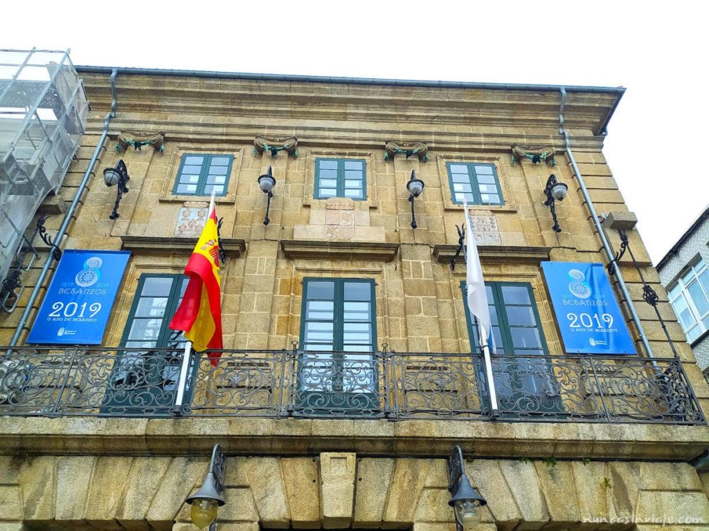 Edifico del Ayuntamiento en la Plaza de la Constitución de Betanzos