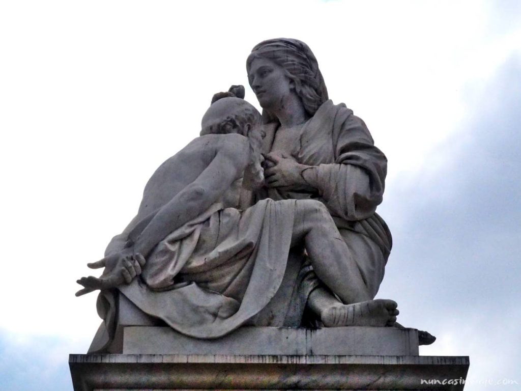 Estatua de la Caridad en el Parque del Pasatiempo