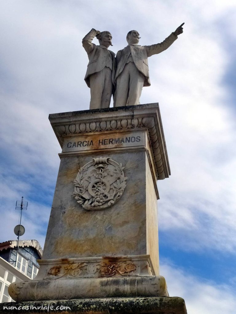 Estatua de los hermanos García Naveira en Betanzos