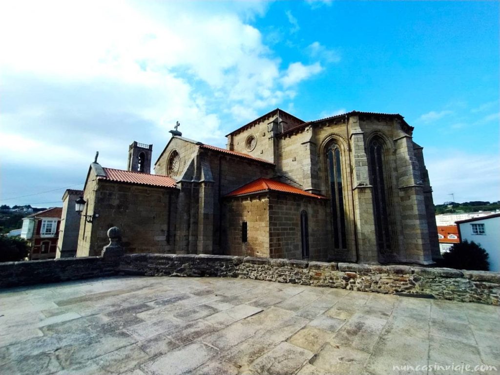 Iglesia de San Francisco con un jabalí cargando una cruz en la espalda
