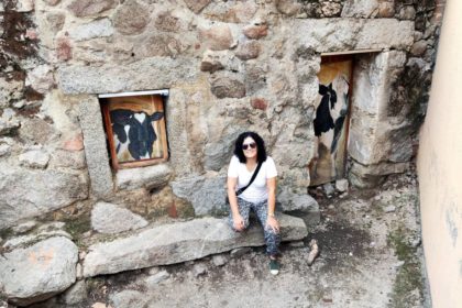 Mural que representa a un par de vacas mirando por la ventana en Fresnedillas de la Oliva
