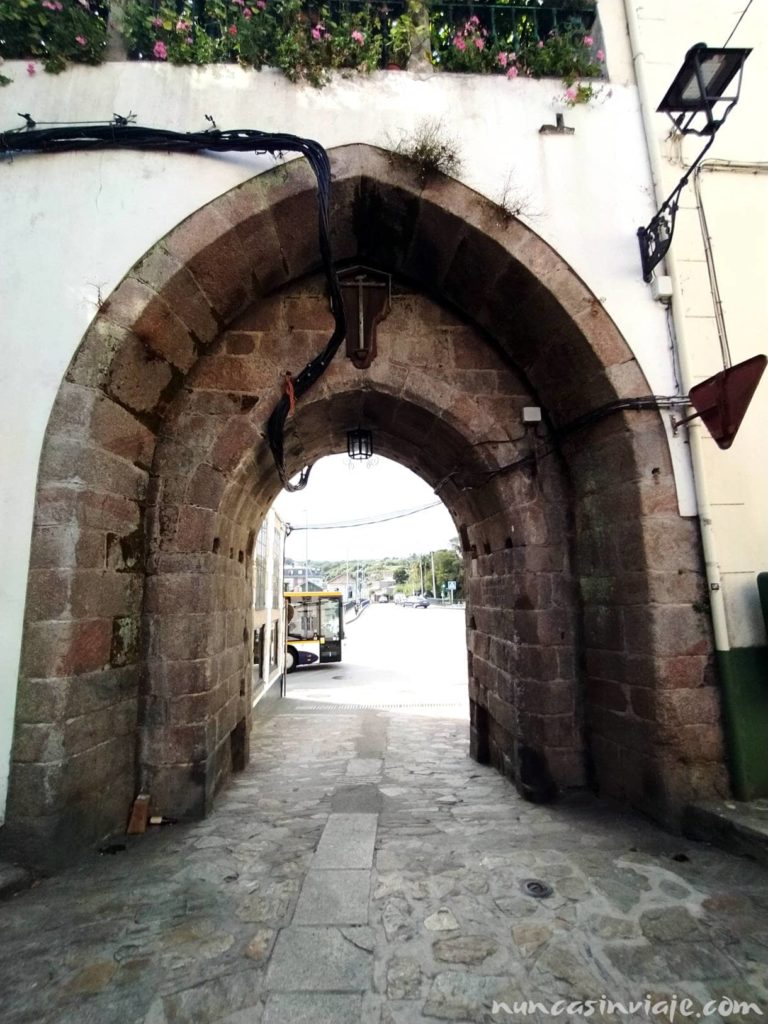 Puerta del Puente Nuevo en el centro histórico de Betanzos
