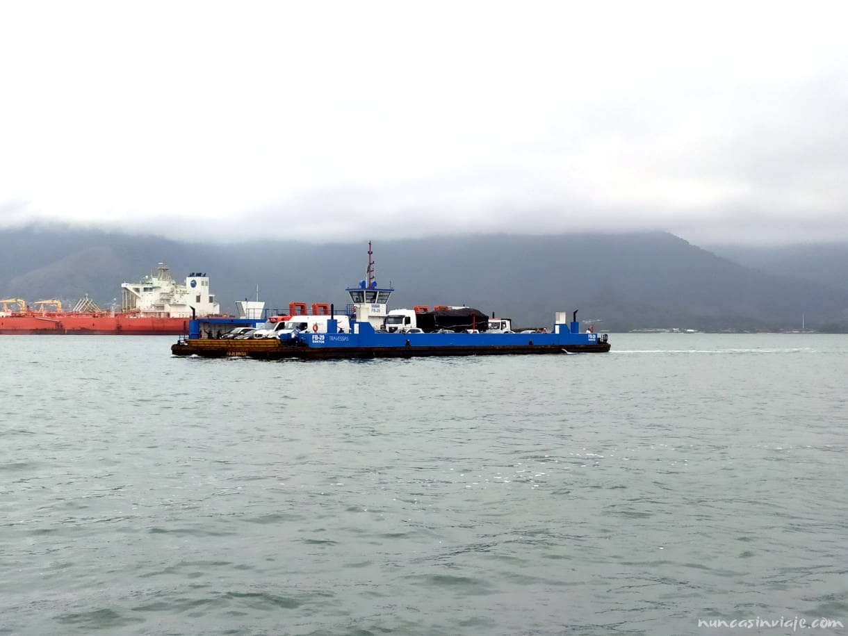 Balsa para llegar a Ilhabela, en Brasil