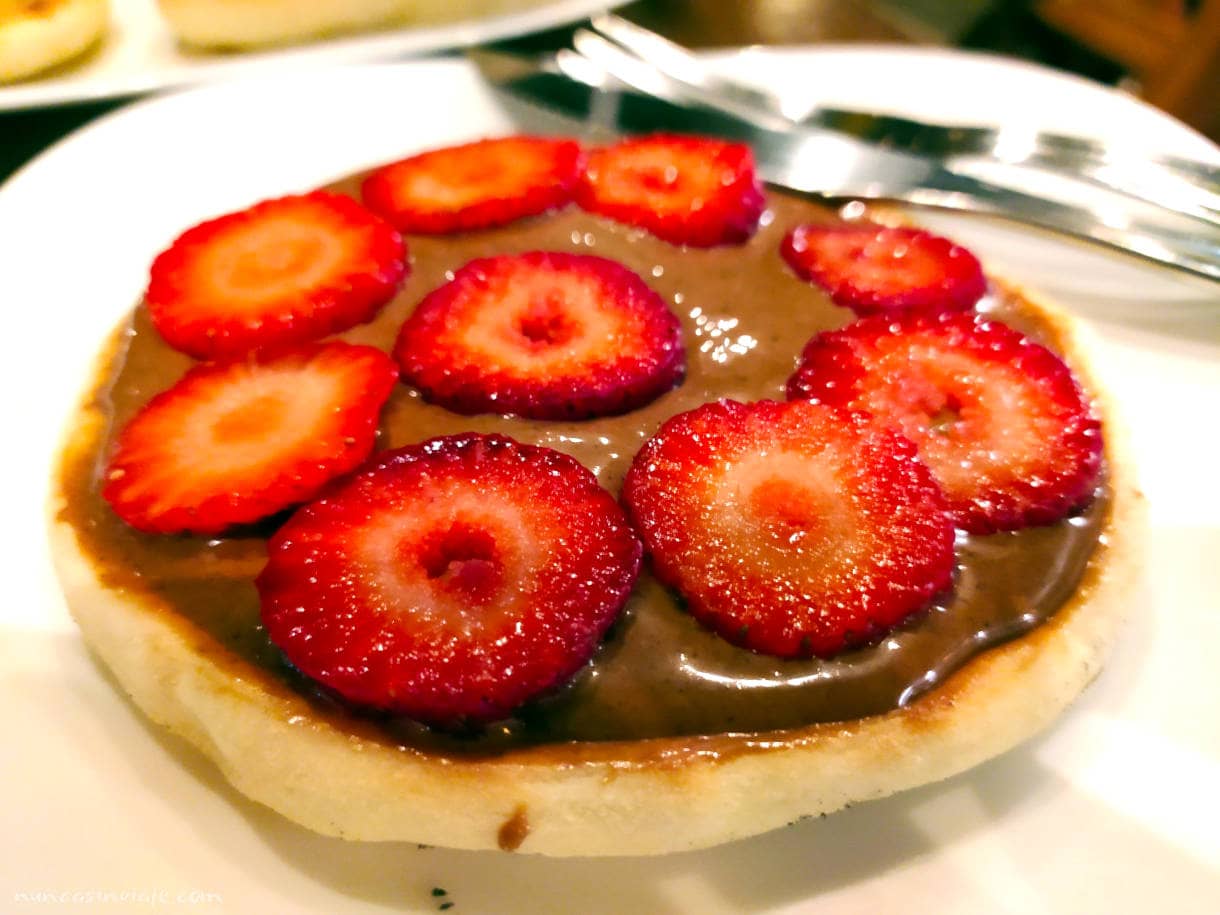 Un de esfiha de chocolate con fresas