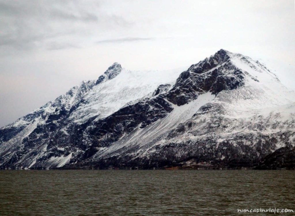 Montañas nevadas en los alpes de Lyngen, en Noruega