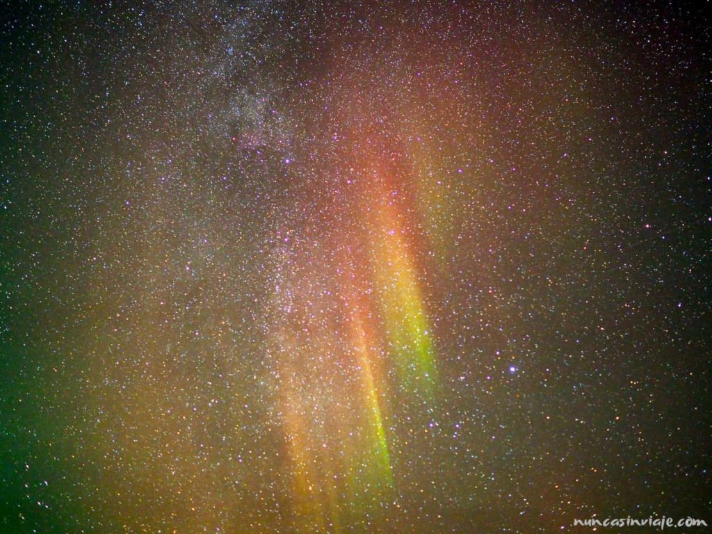 Una aurora boreal multicolor sobre el cielo de Noruega