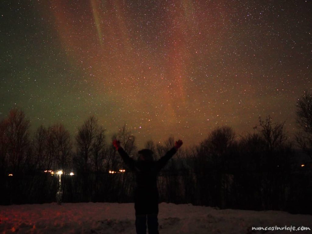 Cielo estrellado y auroras boreales
