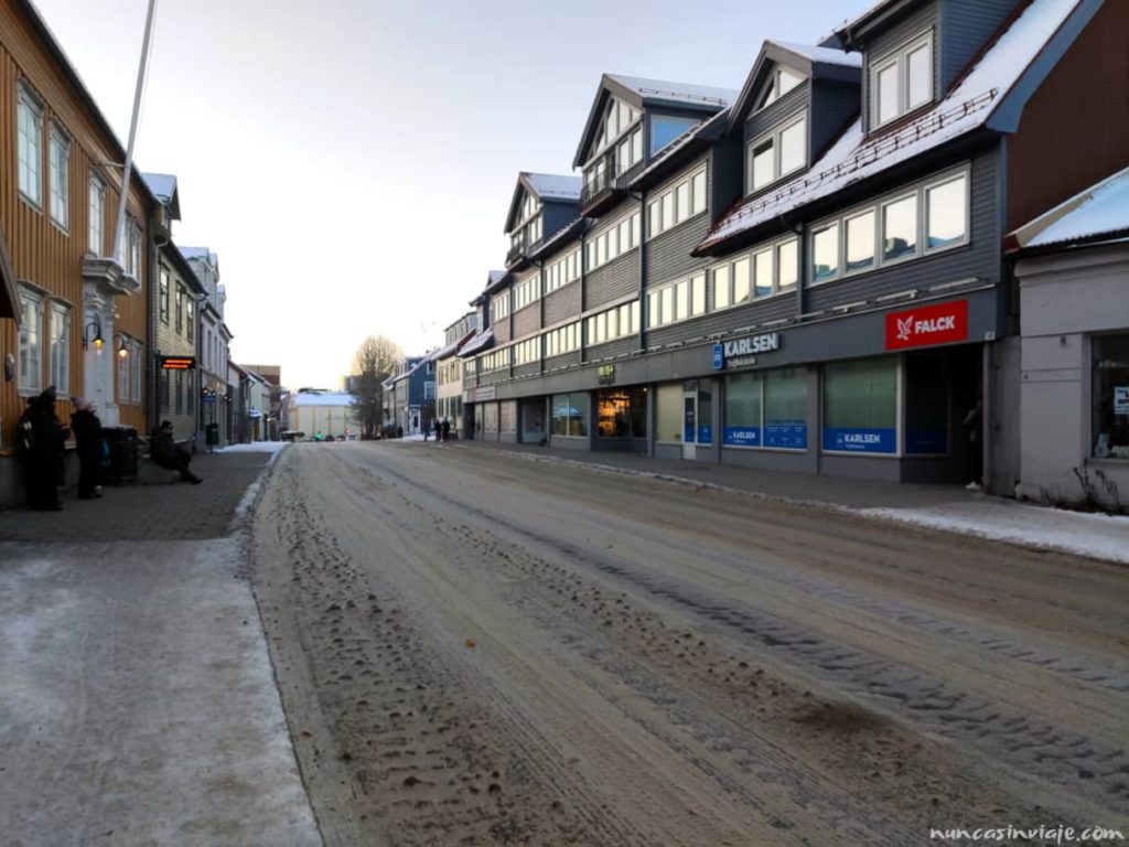 Calle del centro de la ciudad, un lugar ideal para alojarte en tu viaje a Tromso