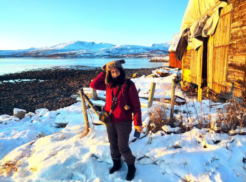 Playa nevada de Noruega donde se encuentran los cobertizos de botes de Stakken
