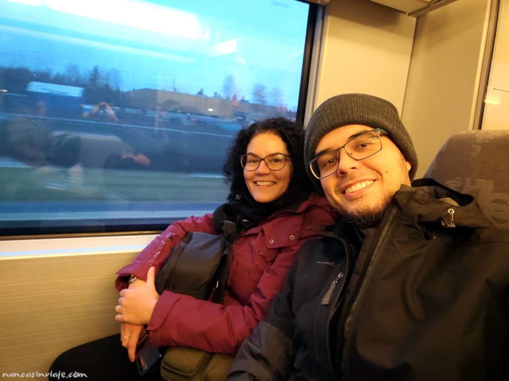 Tomás y Raquel en el tren que va hacia Oslo desde el aeropuerto