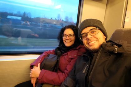 Tomás y Raquel en el tren que va hacia Oslo desde el aeropuerto