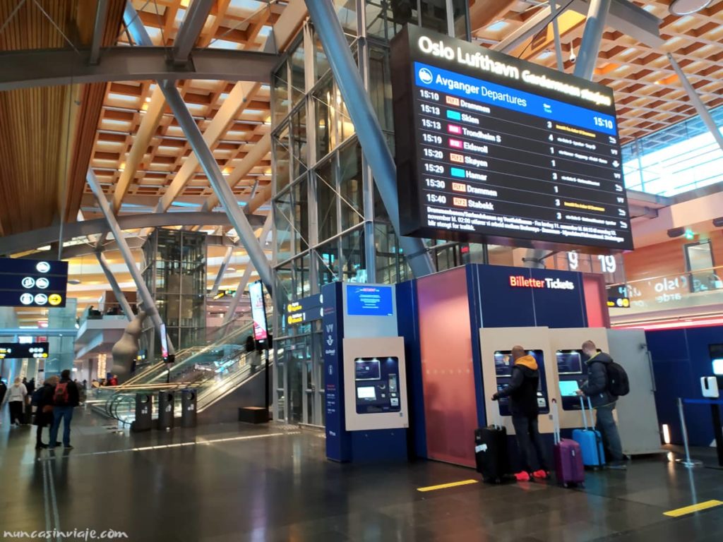 Máquinas expendedoras de billetes de tren en el aeropuerto de Oslo