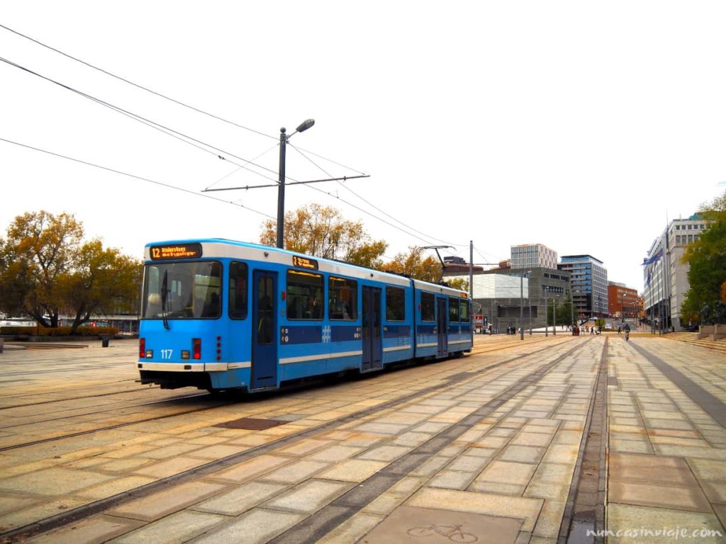 Un tranvía recorre la ciudad de Oslo
